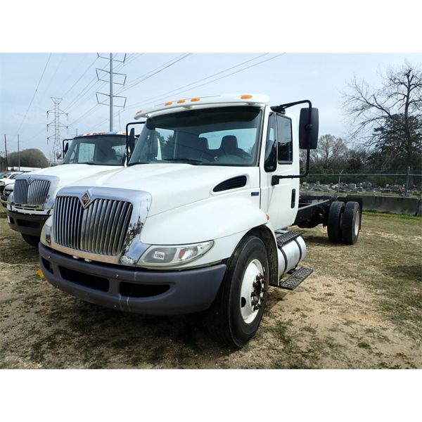 2011 INTERNATIONAL DURASTAR 4300 Cab and Chassis Truck