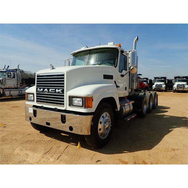 2007 MACK CHN613 Day Cab Truck