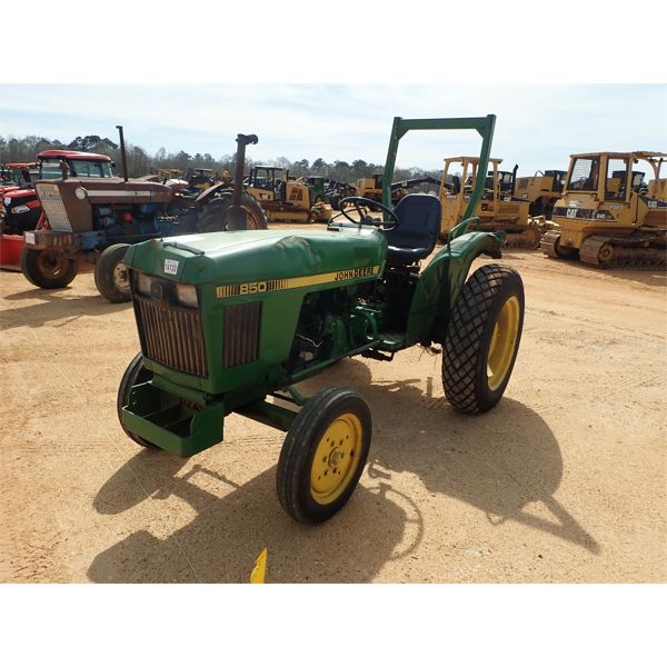 JOHN DEERE 850 Farm Tractor