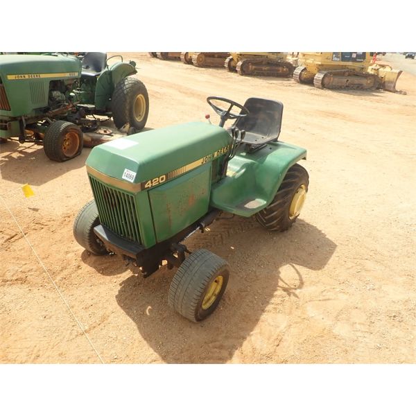 JOHN DEERE 420 Farm Tractor