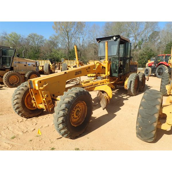 JOHN DEERE 670 Motor Grader