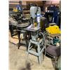Image 2 : DELTA 10" ELECTRIC VERTICAL BAND SAW ON STAND