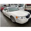 Image 2 : 2000 LINCOLN TOWNCAR CARTIER, 4DR SEDAN, WHITE, VIN # 1LNHM83W5YY861365