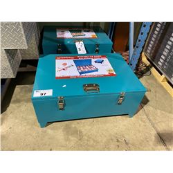 24 PC RATCHET TIE-DOWNS IN CASE. 16 PC X 2" W X 27' L WITH MINIMUM BREAKING STRENGTH OF 5000 KG,