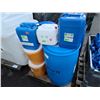 Image 2 : 3 - 208L WATER BARRELS, 2 - 20L AND 1 - 10L WATER JUGS AND 2 - 32L PALS