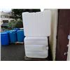 Image 2 : 2 - 1000L FOOD GRADE LIQUID STORAGE CONTAINERS