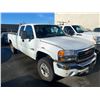 Image 2 : 2006 GMC SIERRA 2500, 2DR EX CAB PU, WHITE, VIN # 1GTHK39286E118182