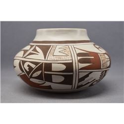 HOPI INDIAN POTTERY JAR (L J NAVASIE)