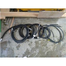 Lot de boyaux hydrauliques de longueur et diamètre varié.