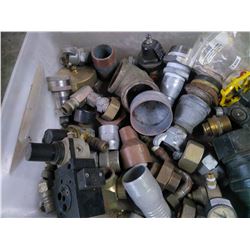 Boite de fittings divers.