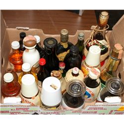 FLAT OF ASSORTED COLLECTIBLE LIQUOR BOTTLES