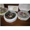 Image 2 : 9 COLLECTOR PLATES & 2 MUSIC BOXES WITH ONE LID