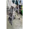 Image 3 : 4 FOOT PAINTERS LADDER