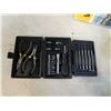 Image 3 : 2 PAINT SPRAYERS, POWER SUPPLY, VACUUM TESTER AND TOOL KIT