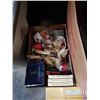 Image 3 : 2 boxes of estate collectibles