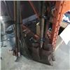 Image 2 : 2 BUNDLES OF SHOVELS AND RAKES
