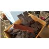 Image 2 : BOX OF DECORATIVE METAL 4 LEAF HOOKS