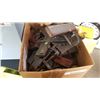 Image 4 : BOX OF DECORATIVE METAL 4 LEAF HOOKS