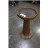 Image 1 : WOOD PEDESTAL