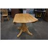 Image 12 : ROUND MAPLE DROLEAF DINING TABLE WITH 4 CHAIRS