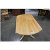 Image 13 : ROUND MAPLE DROLEAF DINING TABLE WITH 4 CHAIRS
