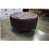 Image 2 : STUDDED TUFTED ROUND LEATHER OTTOMAN