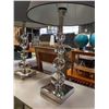 Image 2 : PAIR OF MODERN CLEAR ACRYLIC TABLE LAMPS