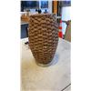 Image 2 : WOVEN LAMP AND BRUSHED METAL LAMP
