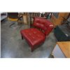 Image 2 : RED LEATHER TUFTED MOES ACCENT CHAIR