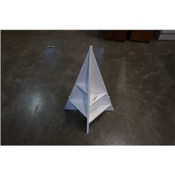 SMALL TRIANGLE SHELF