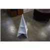 Image 2 : SMALL TRIANGLE SHELF