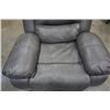 Image 16 : GREY LEATHER RECLINER WITH CENTER CONSOLE AND RECLINING ARMCHAIR