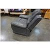 Image 20 : GREY LEATHER RECLINER WITH CENTER CONSOLE AND RECLINING ARMCHAIR