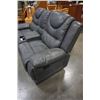 Image 9 : GREY LEATHER RECLINER WITH CENTER CONSOLE AND RECLINING ARMCHAIR