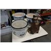 Image 1 : 3 PORCELAIN PLANTERS AND RACCOON FIGURE