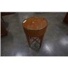 Image 1 : 18" DIAMETER GLASSTOP END TABLE