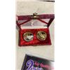 Image 4 : LOT OF PINS, PENS, WALLET AND TOKENS