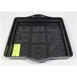 SHORTBREAD BAKING PAN BY NORDICWARE