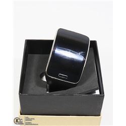 SAMSUNG GEAR S - SMART WATCH WITH CHARGER NO SIM