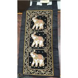ROD HANGABLE TAPESTRY W/ 3 DECORATIVE