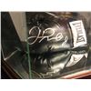 Image 2 : FLOYD MAYWEATHER SIGNED BLACK EVERLAST BOXING GLOVE