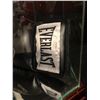 Image 3 : FLOYD MAYWEATHER SIGNED BLACK EVERLAST BOXING GLOVE