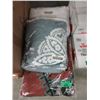 Image 1 : 5 Piece Lot of New Linens & Household Goods