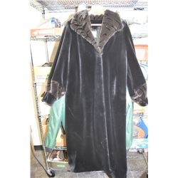 Ladies "Sequence" Full Length Coat (No size, dimensions 21' x 53')