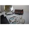 Image 2 : Radio, Make-up Mirror, Shoes