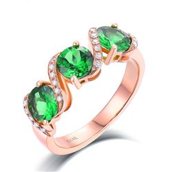A 14KT ROSE GOLD AND TSAVORITE & DIAMONDS RING.