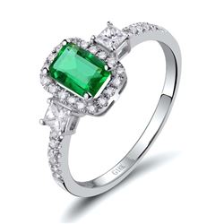 A 18KT WHITE GOLD AND EMERALD & DIAMONDS RING.