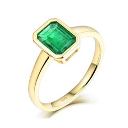 A 14KT YELLOW GOLD AND EMERALD RING.