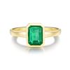 Image 2 : A 14KT YELLOW GOLD AND EMERALD RING.