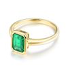 Image 3 : A 14KT YELLOW GOLD AND EMERALD RING.